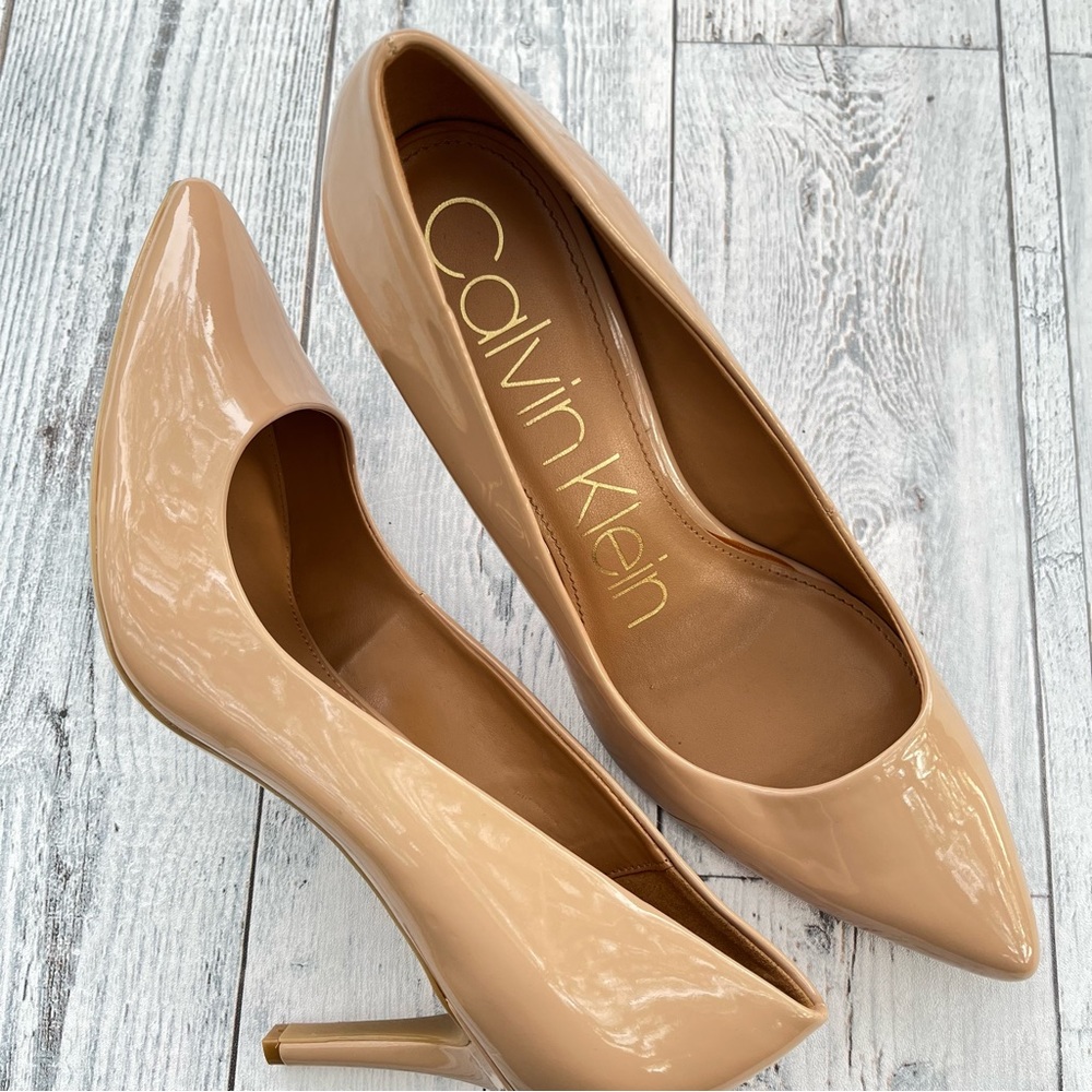 CALVIN KLEIN PATENT LEATHER TAN HEELS PUMPS GOLD POINTED TOE LIKE NEW KAMARA 8.5